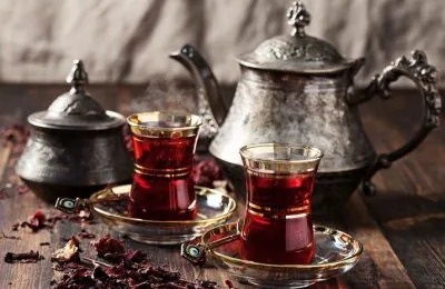 Çaydanlık ve ince belli bardaklarda Türk çayı