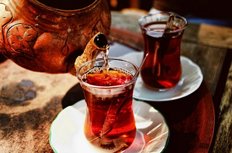 İnce belli bardakta çay ve çaydanlık