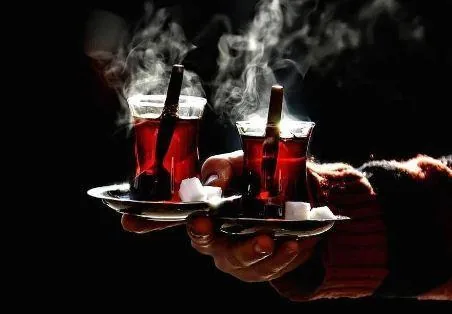 Çay bardaklarında demlenmiş Türk çayı
